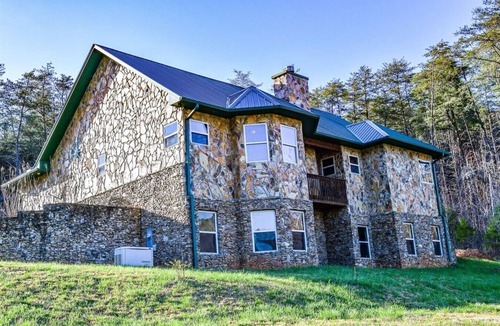 Turtletown House | Ocoee Stone Lodge- Wifi, Fireplace, Free Activities, Covered Outdoor Living Area