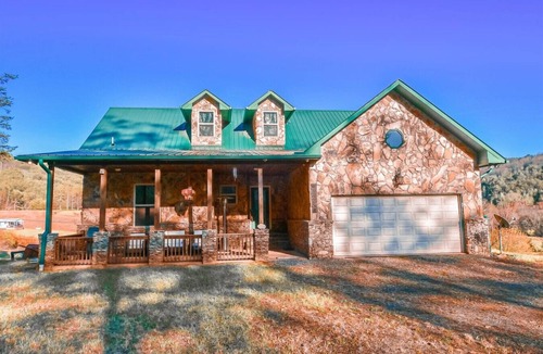 Turtletown House | Ocoee Stone Lodge- Wifi, Fireplace, Free Activities, Covered Outdoor Living Area