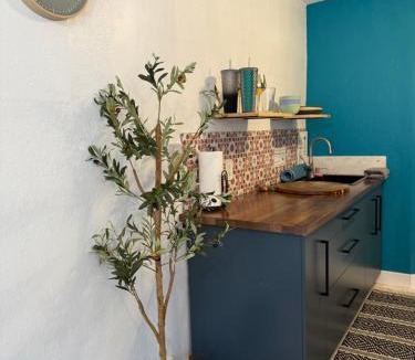 Southwest House | Oesta Palma's Guest House with BBQ & Beach Gear Near Downtown WBP