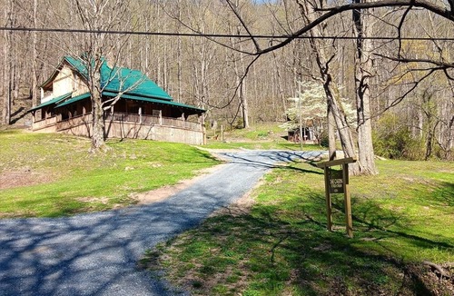 Ansted Cabin | OFF GRID GETAWAY! BRING ATV.Mountain cabin close to New River Gorge.