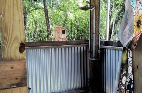 Waynesville Cabin | Off-Grid Riverfront Cabin Near Satilla River, Georgia
