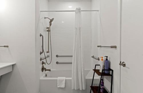 Poplar Apartment | Old City Philadelphia Apt 1BR King-Gym Parking