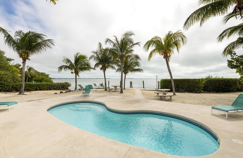 Cudjoe Key Cottage | Old Florida Style, Dockage, Swimming Pool (shared), just 20 miles from Key West