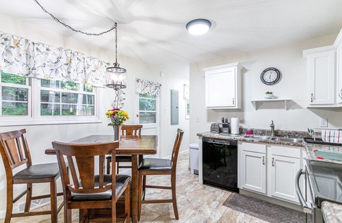 Hendersonville House | Old Made New-3 Bedroom Lovely Home-Dog Friendly NOW OPEN 25% OFF 1ST 3 BOOKINGS
