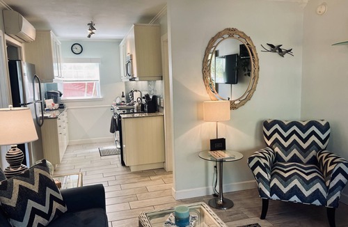 Historic Old Northeast Apartment | OLD NE 1BEDROOM DELUXE SUITE FAVORITE for 11 years. Walk to Beach, Parks, Lakes.