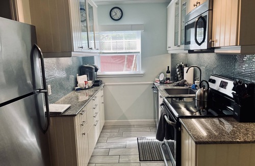 Historic Old Northeast Apartment | OLD NE 1BEDROOM DELUXE SUITE FAVORITE for 11 years. Walk to Beach, Parks, Lakes.
