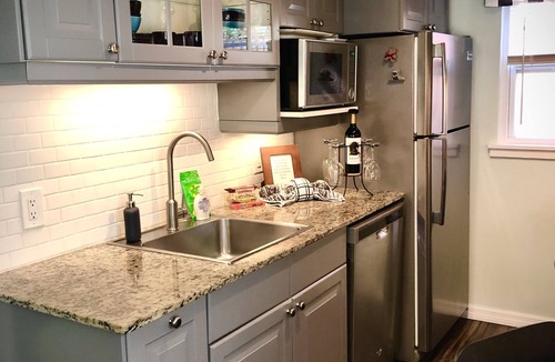 Historic Old Northeast Apartment | OLD NE SUITE GETAWAY, PRIVATE FENCED PATIO. Walk to Beach, Parks, Lakes & City