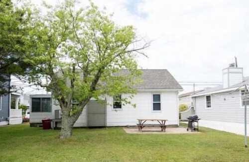 Avalon Cottage | Old world Avalon Cottage only steps to downtown and 2 blocks to the beach.