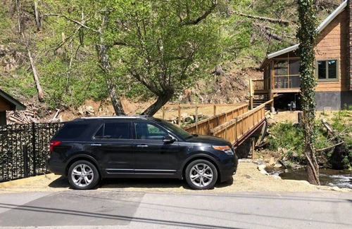 Gatlinburg Cabin | On Roaring Fork Stream/.9 Miles to DwTn Gatlinburg
