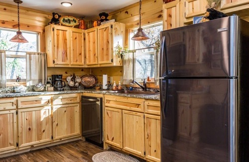 Gatlinburg Cabin | On Roaring Fork/Walk 2 DwTn Gatlinburg/Hot Tub