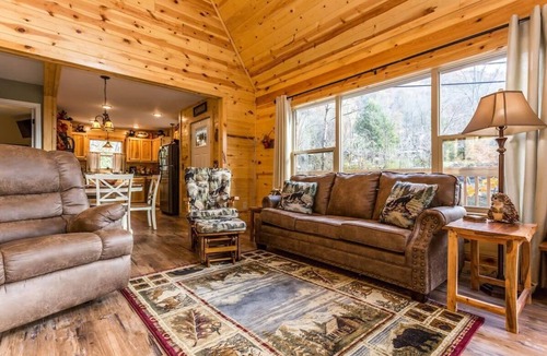 Gatlinburg Cabin | On Roaring Fork/Walk 2 DwTn Gatlinburg/Hot Tub