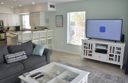 Independence Square Condo | ON THE BEACH COZY CONDO, OCEAN VIEWS, STEPS FROM THE WATER, AT THE HEART OF IRB