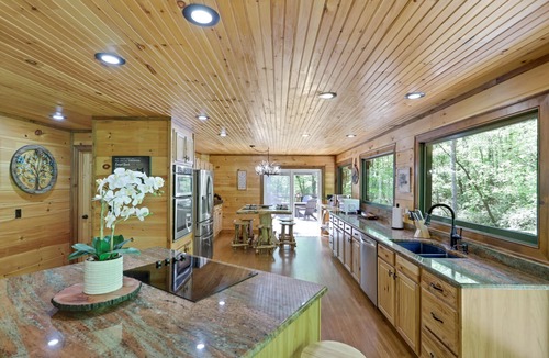 Ellijay Cabin | ✨ON THE CREEK!✨ Luxury Creek Front Cabin - Private - Hot Tub- Pool Table - Wi-Fi