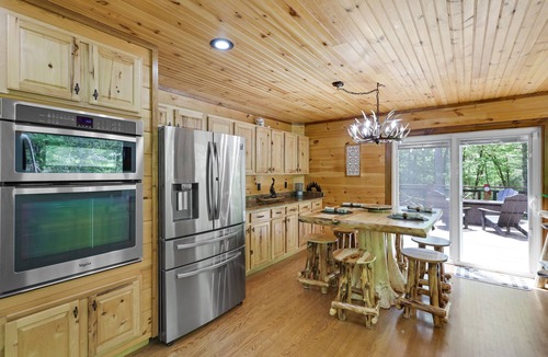 Ellijay Cabin | ✨ON THE CREEK!✨ Luxury Creek Front Cabin - Private - Hot Tub- Pool Table - Wi-Fi