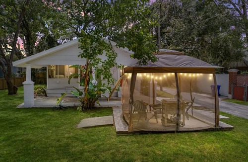 East Lake Morton House | One bedroom 1️⃣ bath bungalow located n the charming Lake Morton Historic District