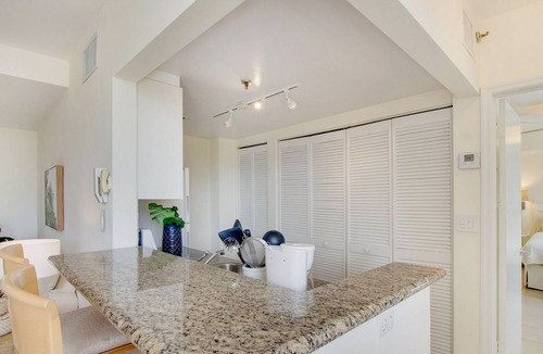 Southwest Coconut Grove Apartment | One Bedroom Apartment | Coconut Grove | 1040 SQFT