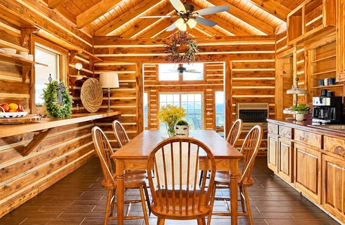 Altamont Cabin | One Bedroom Cabin with Panoramic View at Paul's Point