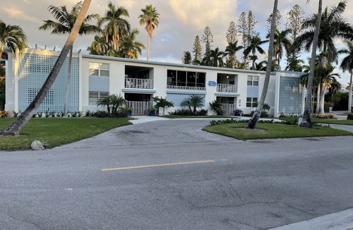 Old Naples Condo | One block to beach and to dining. Best location in Naples !