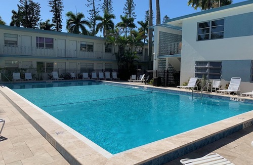Old Naples Condo | One block to beach and to dining. Best location in Naples !