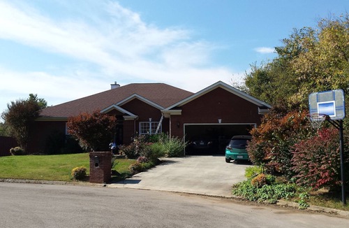Concord House | One level ranch home. Close to lake and park,bicycle lane, walking trail .