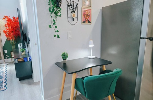 Center City Apartment | Onsite Parking/2 King Beds/75"TV/Rain Shower