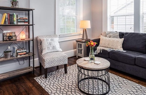 Sans Souci House | Open Hearth Cottage- 3 miles to Downtown + Furman