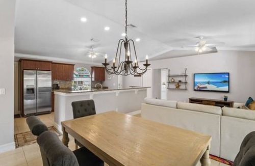 San Carlos Park House | ☀️Open, private pool home! Close to beaches, shopping, golf and baseball.