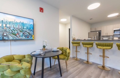 Orange Apartment | Opulence in Olive with Free Parking+ 2 Bath & Sleeps 8.✨20% OFF 7days✨
