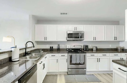Southwestern House | Opulent Atlanta Haven | Stylish 3 Bedroom