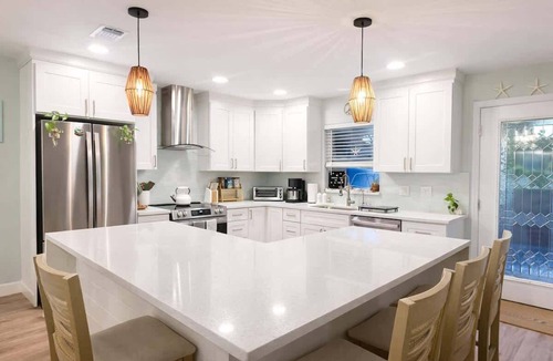 Indian Rocks Beach Villa | Organic & Modern~90° Heated Salt Pool~Walk 2 beach