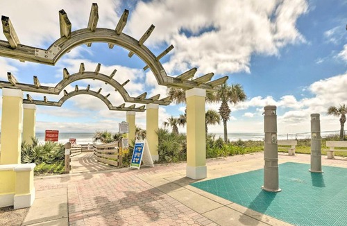 Seaside Homes House | Ormond Beach Home with Yard, 1 Block to Beach!