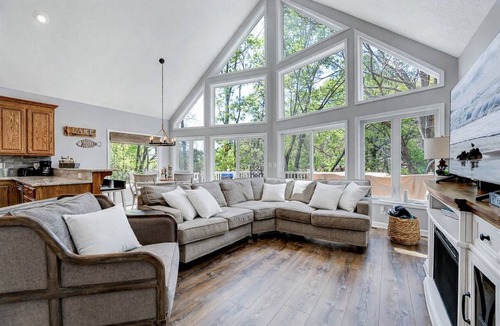 Albemarle House | Otter Landing: Lakefront, Cozy, Sleeps 8