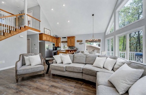 Albemarle House | Otter Landing: Lakefront, Cozy, Sleeps 8