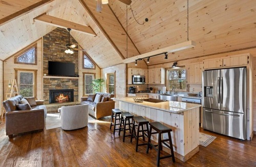 Williamstown Cabin | Outdoor Fireplace TV Hot Tub Pool Table Arcade