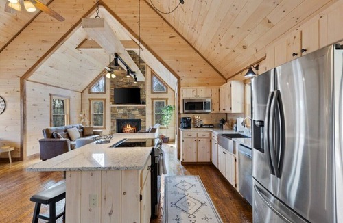 Williamstown Cabin | Outdoor Fireplace TV Hot Tub Pool Table Arcade
