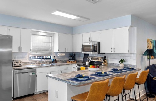 North Hyde Park House | Outdoor Games, Firepit, King bed, BBQ Grill, Close to Downtown and attractions