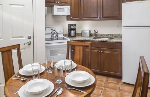 Florida Central Atlantic Coast Resort | Outdoor Swimming Pools, 4 Convenient Units, Mini-Golf and Basketball, Mini-Golf