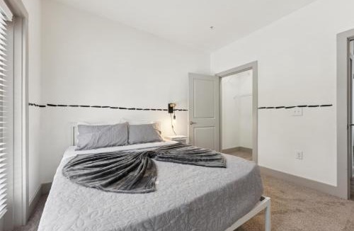 Farragut Apartment | Overlook 3005 Luxe Modern Corporate 2Bd Apt