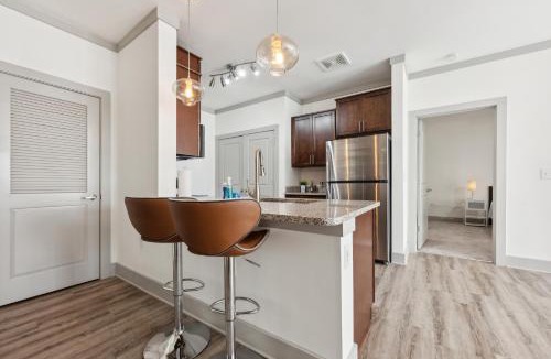 Farragut Apartment | Overlook 3005 Luxe Modern Corporate 2Bd Apt