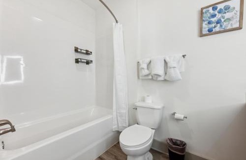Farragut Apartment | Overlook 3005 Luxe Modern Corporate 2Bd Apt
