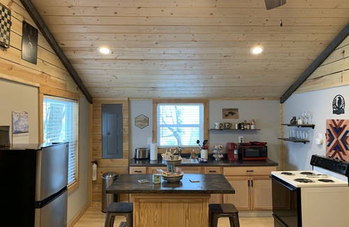 Bristol Cabin | Overlook Cabin. Pet Friendly. Near Casino, DT