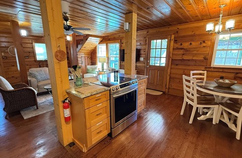 Lynn Cottage | "Overshore Cottage": Lakefront - 1,100 ft² - Private Dock - Pet Friendly!