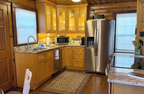 Lynn Cottage | "Overshore Cottage": Lakefront - 1,100 ft² - Private Dock - Pet Friendly!