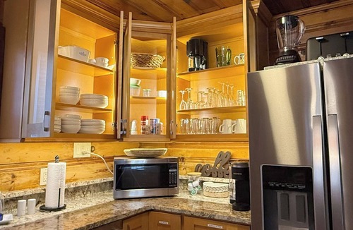Lynn Cottage | "Overshore Cottage": Lakefront - 1,100 ft² - Private Dock - Pet Friendly!
