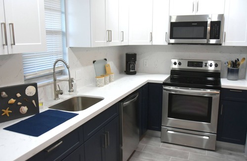 Mid Island House | Owners Featured on HGTV- Private Terrace - Private Beach Path - Mid Island Luxry
