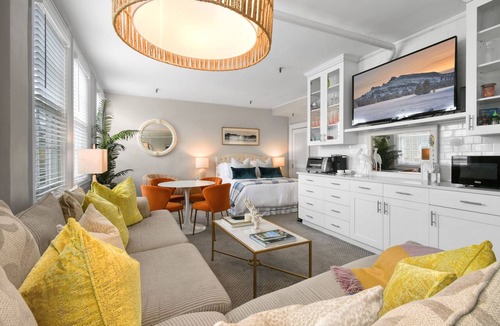 Palm Beach Condo | Palm BeachCondo Queen Studio Suite w2 queen bedsPoolSteps toBeachDining