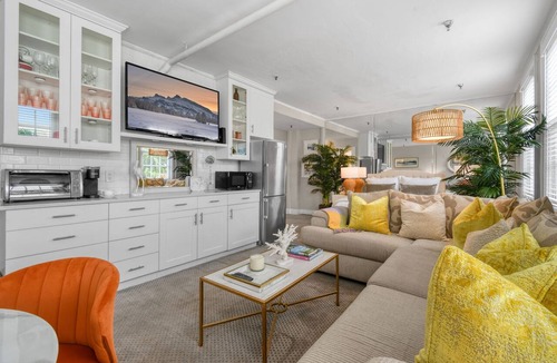 Palm Beach Condo | Palm BeachCondo Queen Studio Suite w2 queen bedsPoolSteps toBeachDining