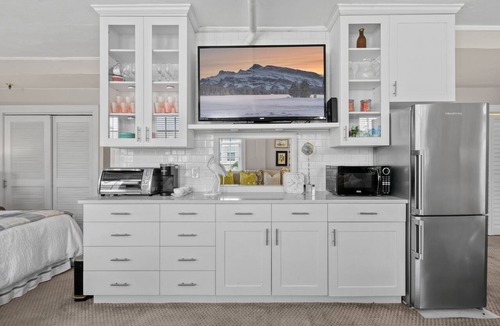 Palm Beach Condo | Palm BeachCondo Queen Studio Suite w2 queen bedsPoolSteps toBeachDining