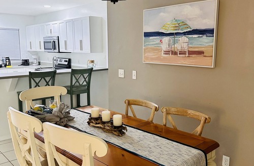 San Carlos Park House | 🌴Palm Breezes Vacation- pool, close to beaches, shopping, restaurants dogs ok!
