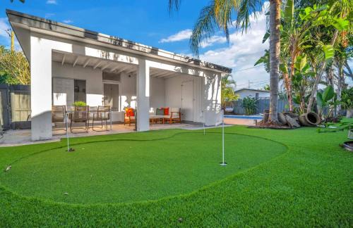 Driftwood House | Palm Fiction - Pool and Hard Rock Casino